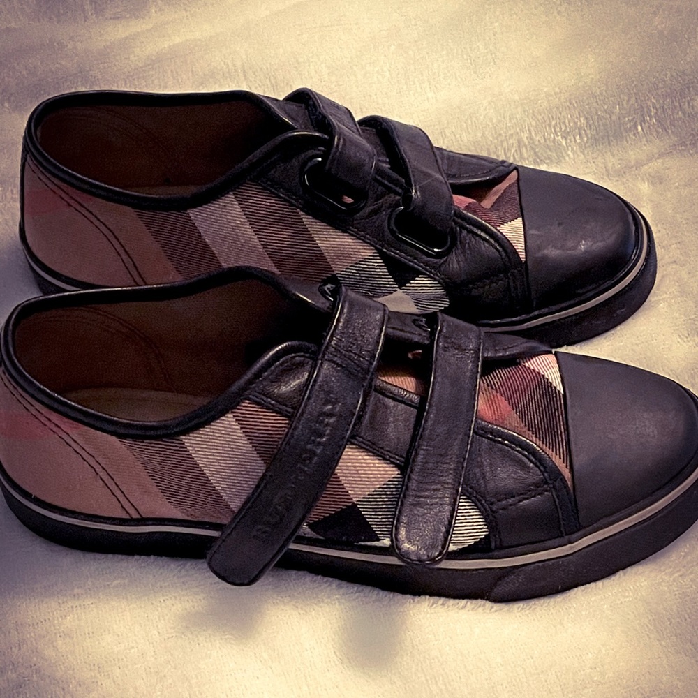 Burberry kids size 35 black Velcro sneakers